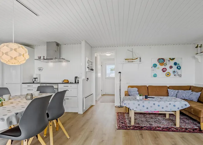 3 Bedroom Lovely In Bjert * Binderup Strand