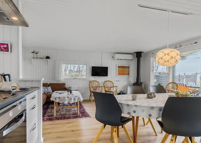 3 Bedroom Lovely In Bjert * Binderup Strand